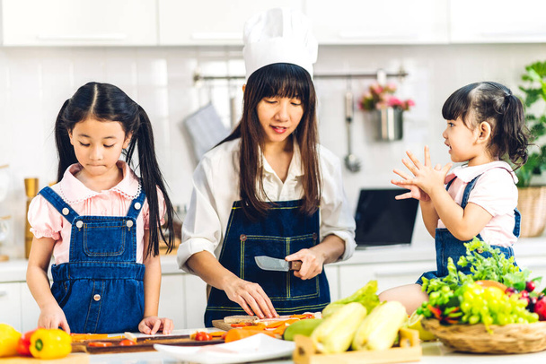 Portrét těšit šťastný láska asijské rodiny matka a malá asijská dívka dcera dítě s zábavou pomoc vaření jídlo zdravé jíst spolu s čerstvým zeleninovým salátem a sendvič ingredience v kuchyni - Fotografie, Obrázek
