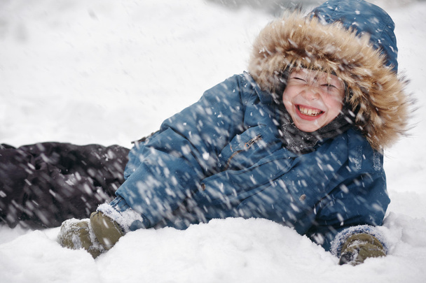 Junge im Schnee - Foto, Bild