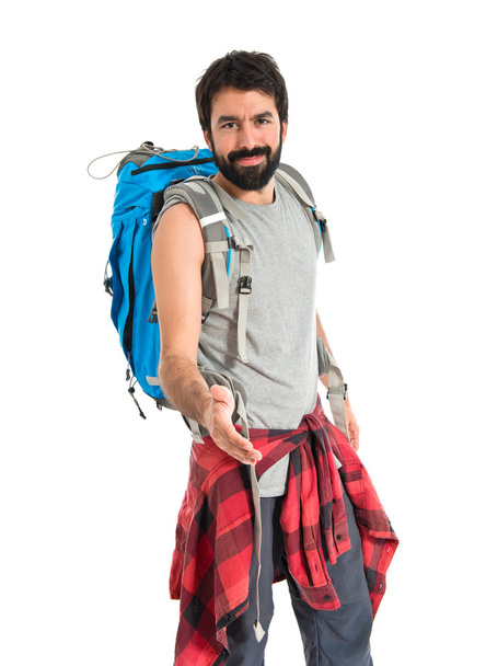 Beyaz arka plan üzerinde bir anlaşma yapma backpacker izole - Fotoğraf, Görsel
