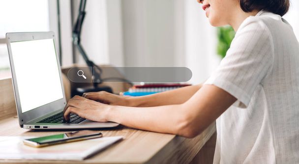 Młoda kobieta biznesu za pomocą laptopa pracy i pisania na klawiaturze z paskiem wyszukiwania biznesu przeglądanie danych internetowych Sieć banerów informacyjnych.Searching and technology concept - Zdjęcie, obraz