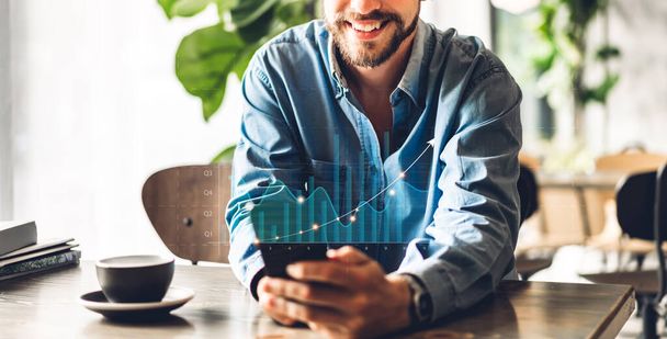 Fešák úspěch hipster muž relaxaci pomocí digitálního smartphonu při pohledu na vývoj obrazovky obchodního cíle finanční investice grafu a grafu růst podnikání růst v kavárně - Fotografie, Obrázek