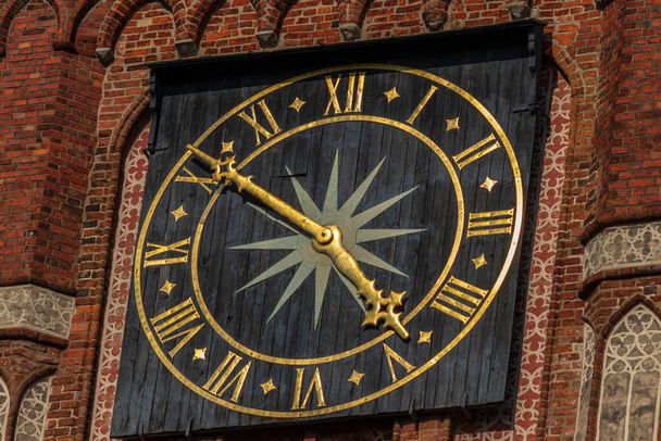 vue sur la tour de l'horloge haute dans la ville de Torun. haute structure de la tour avec une horloge montrant l'heure, - Photo, image