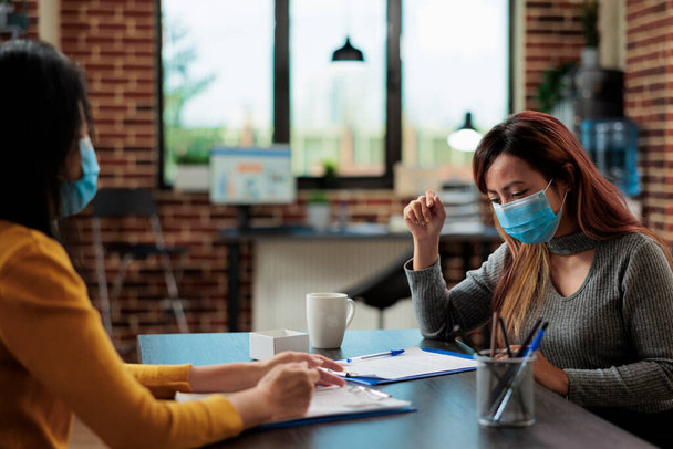 Ondernemer vrouwen met een medisch gezichtsmasker tegen coronavirus - Foto, afbeelding