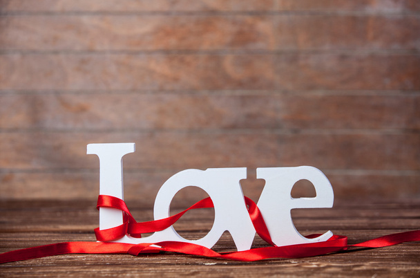Λέξη αγάπη και τα λωρίδες σε ένα τραπέζι. - Φωτογραφία, εικόνα