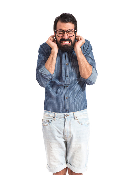 Jovem hipster homem cobrindo seus ouvidos
 - Foto, Imagem