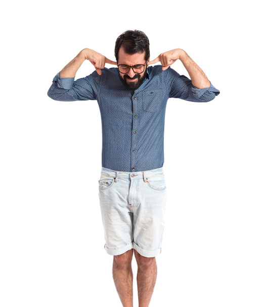 Człowiek młody hipster obejmujące jego uszy - Zdjęcie, obraz