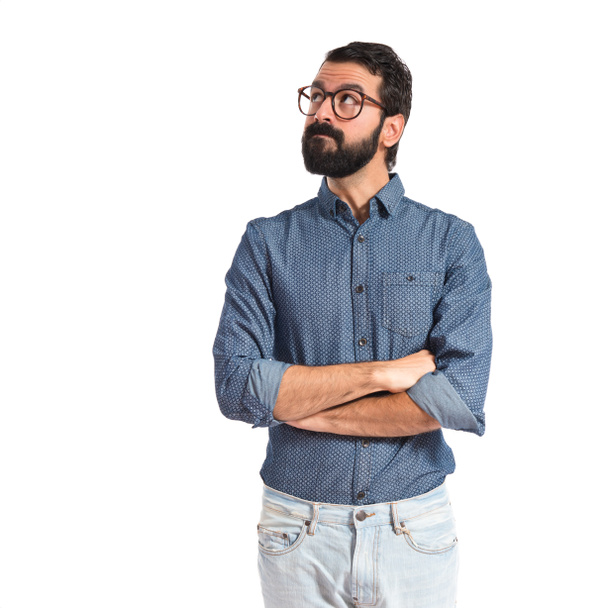 Nuori hipsteri mies ajattelee valkoisella taustalla
 - Valokuva, kuva