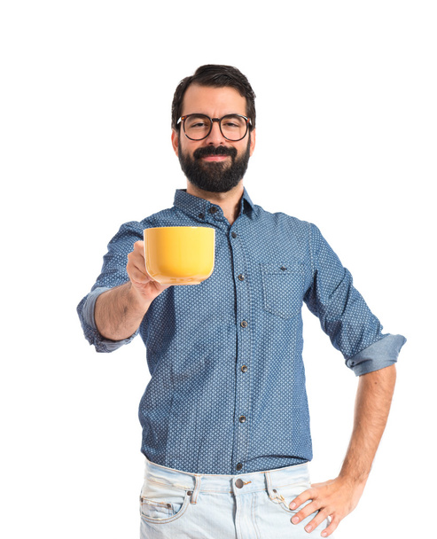 Csípő fiatal ember, aki egy csésze kávé - Fotó, kép