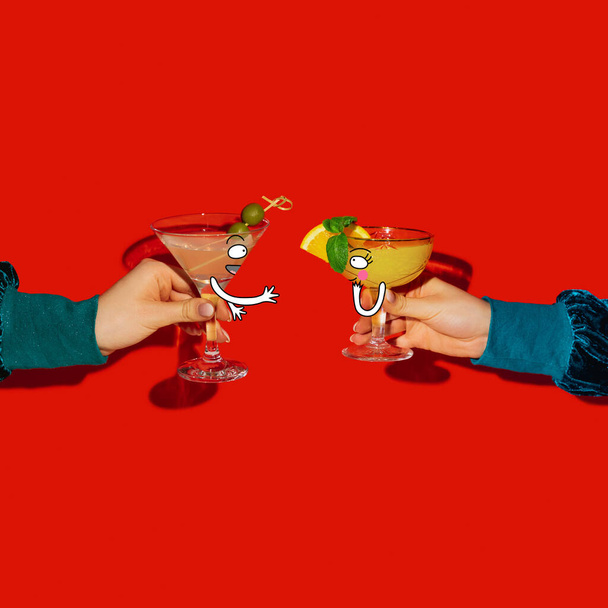 Koláž současného umění s kresbami. Ženské ruce drží sklo s koktejly izolované na jasně červeném pozadí. Pop art, kreslený styl - Fotografie, Obrázek