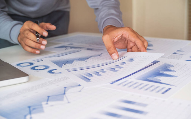 ビジネスマンワーキングデータドキュメントグラフレポートマーケティング研究開発計画管理戦略分析財務会計。営業所概念. - 写真・画像