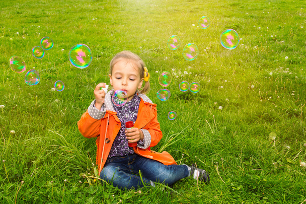 дівчина трава мильні бульбашки
 - Фото, зображення