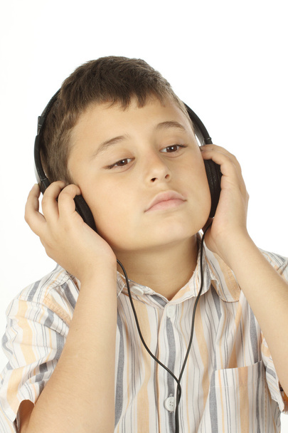 jongen met koptelefoon luisteren naar muziek - Foto, afbeelding