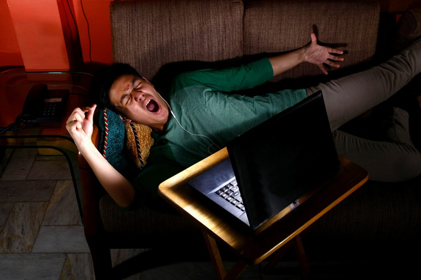 Azjatyckie Nastolatki znudzony i oglądania wideo na laptopie - Zdjęcie, obraz