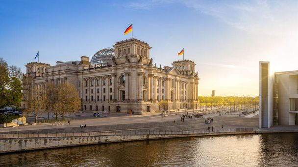 Das berühmte Reichstagsgebäude in Berlin, Deutschland - Foto, Bild