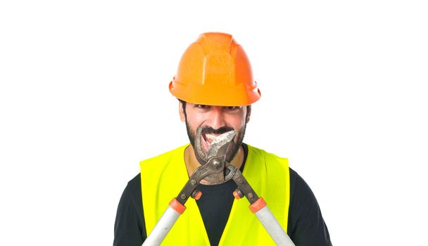 Trabajador con tijeras segadora sobre fondo blanco
  - Foto, imagen