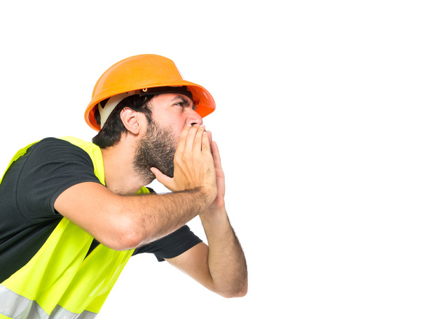 εργάτης φωνάζοντας πέρα από το απομονωμένο λευκό φόντο - Φωτογραφία, εικόνα
