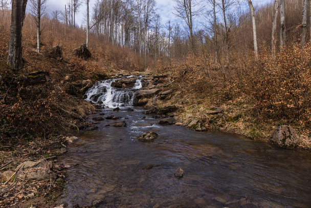 Kövek a hegyi patakban őszi erdőben  - Fotó, kép