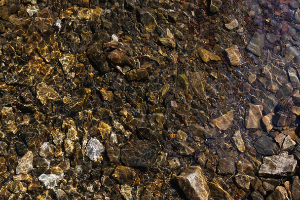 Top näkymä kiviä matala pohja järven  - Valokuva, kuva