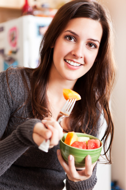 Femme tenant un bol de fruits
 - Photo, image