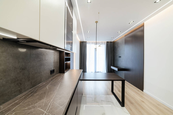 stilvolle und moderne Küche im neuen Interieur des Hauses mit großem Fenster - Foto, Bild