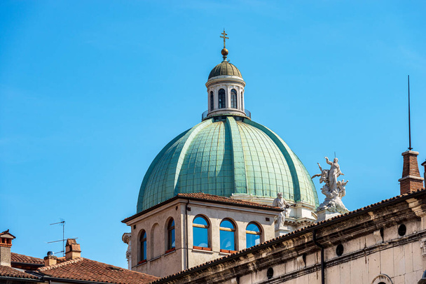 Santa Maria Assunta Katedrali, 1604-1825 yılları arasında şehir merkezindeki Brescia 'da, Barok tarzında, ayrıca Duomo nuovo olarak da bilinir. Katedral meydanı ya da Paolo VI meydanı. Lombardiya, İtalya, Avrupa. - Fotoğraf, Görsel
