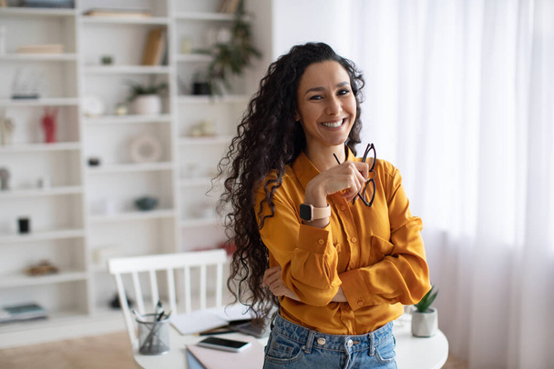 Joyeux arabe Lady Freelancer debout souriant à la caméra à la maison - Photo, image