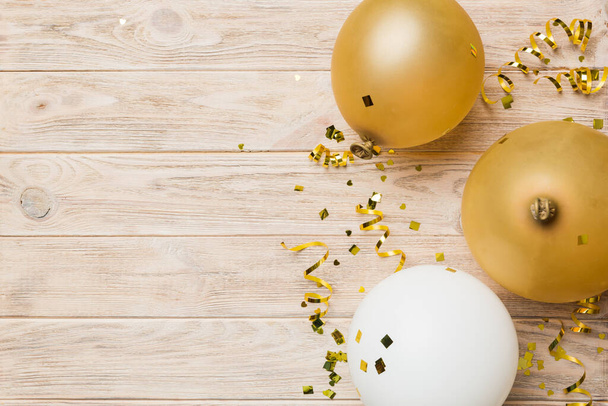 Arrière-plan avec des ballons à air rapide de forme ronde et confettis, vue de dessus multicolore. Fête d'anniversaire fond. - Photo, image