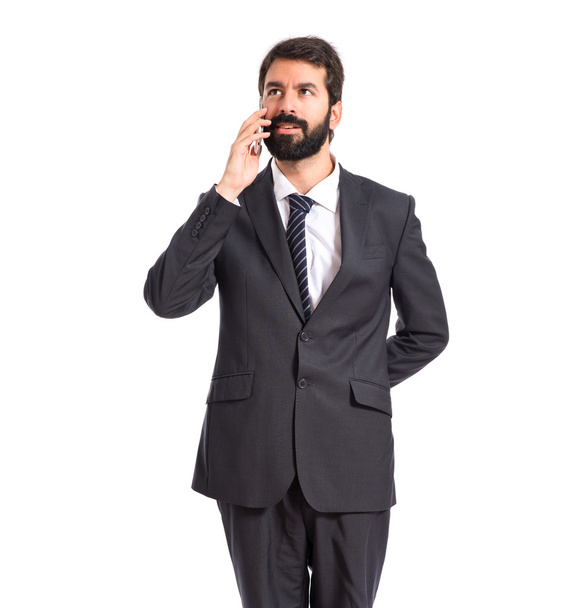 Бизнесмен разговаривает с мобильным телефоном на белом фоне
 - Фото, изображение