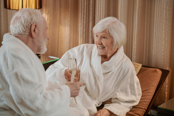 Ein älteres Paar feiert seinen Hochzeitstag und sieht glücklich aus - Foto, Bild