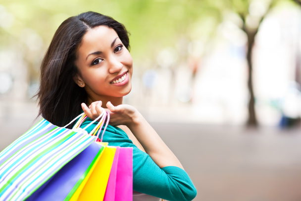 Schwarze Frau beim Einkaufen - Foto, Bild