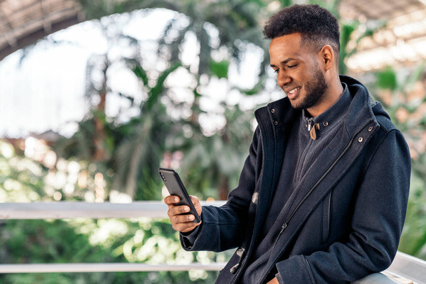 Handsome Black Man Using Phone - Foto, afbeelding