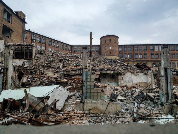 Antiguo edificio industrial demolido en el centro de Kiev, Ucrania - Foto, imagen