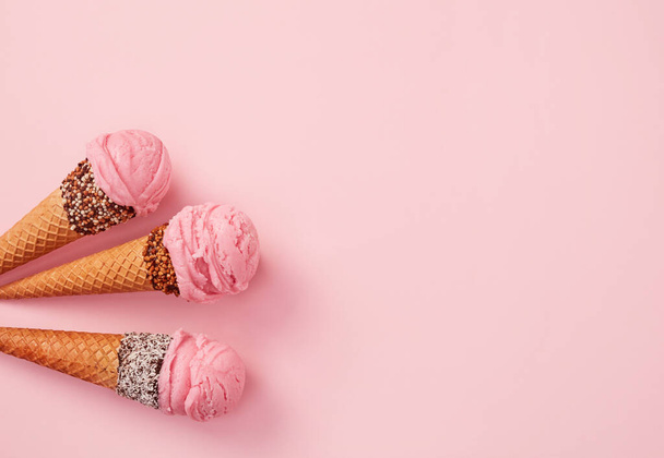 kornouty na zmrzlinu na růžovém pozadí - Fotografie, Obrázek