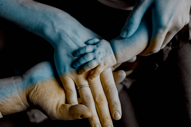  Taitetut kädet yhdessä äiti isä ja lapsi. Yhtenäisyys, vastakkainasettelu tuki auttaa toivoa isänmaallisuus vapaus - Valokuva, kuva