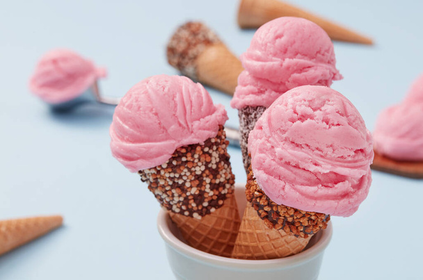 cones de sorvete no fundo azul - Foto, Imagem