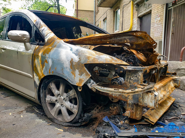 Крупним планом знищений автомобіль вогнем спалюють вандали або заворушення
 - Фото, зображення