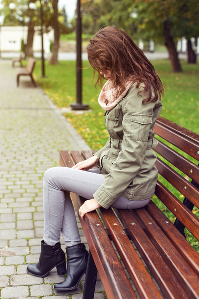 Woman sitting on bench - Valokuva, kuva