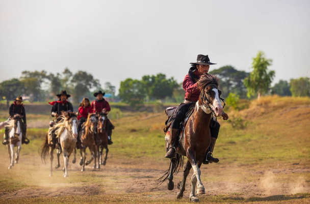 cowboy elämäntapa kuuluu ratsastus hevonen ympäri locales. - Valokuva, kuva