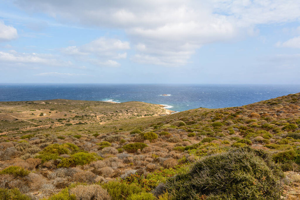 Północne wybrzeże pięknej wyspy Ios. Wyspy Cykladów, Grecja - Zdjęcie, obraz