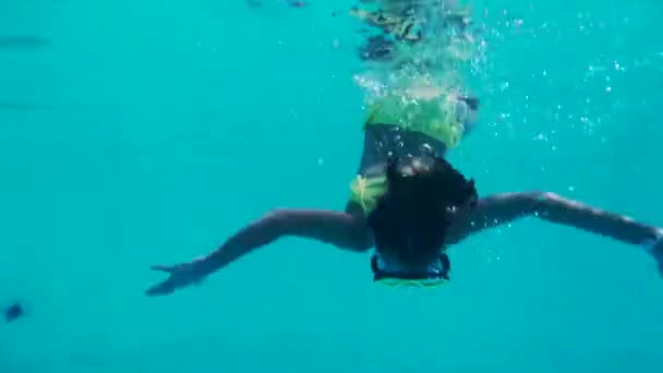 Μικρό καυκάσιο κορίτσι με μάσκα και αναπνευστήρα κολύμπι, gopro υποβρύχια πλάνα - Πλάνα, βίντεο