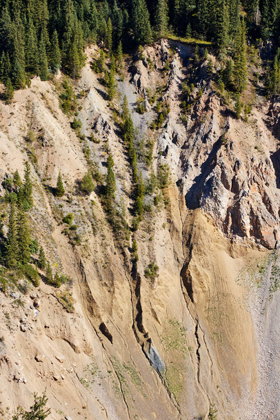 kilátás a hegyoldalon a utóhatása egy földcsuszamlás - Fotó, kép