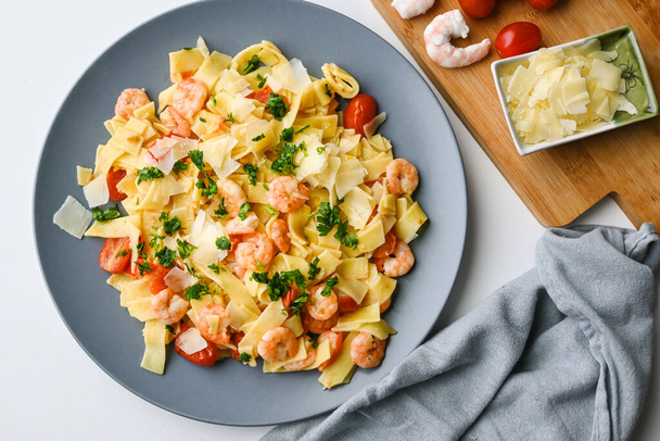 Pasta with shrimps with butter and cherry tomato - Fotografie, Obrázek