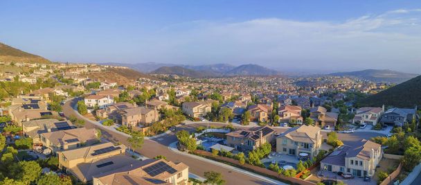 Vista completa de una zona residencial desde Double Peak Park en San Marcos, California. Comunidad suburbana cerca de las montañas sobre el fondo del cielo. - Foto, Imagen
