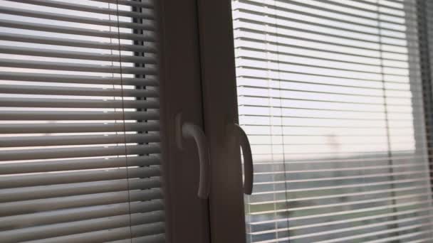 Κοντινό πλάνο άνθρωπος χέρι ανοίξει ένα παράθυρο για τον εξαερισμό του σπιτιού  - Πλάνα, βίντεο