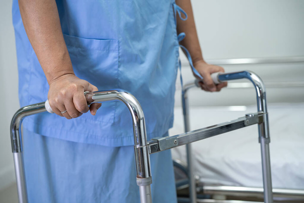 Asiática señora paciente caminar con andador en enfermería hospital sala, saludable fuerte concepto médico - Foto, Imagen