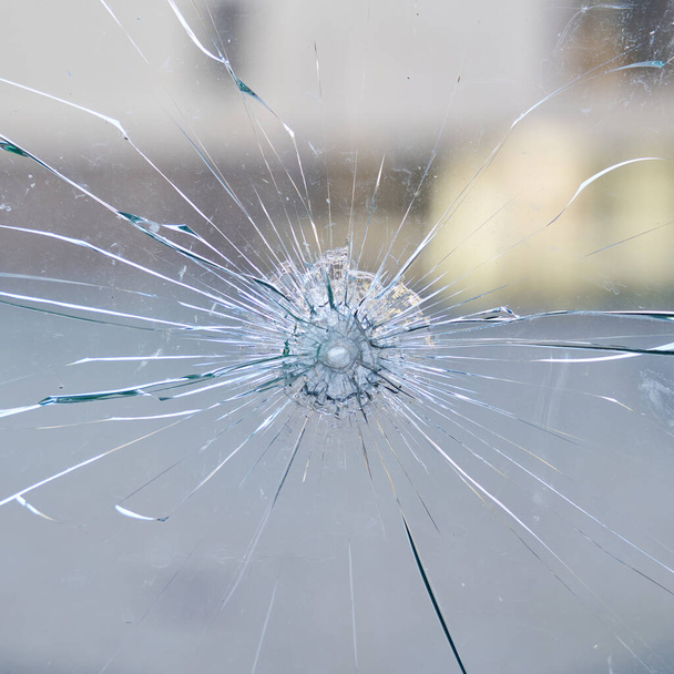   zniszczona szyba okienna ze szkła bezpiecznego w sklepie                              - Zdjęcie, obraz