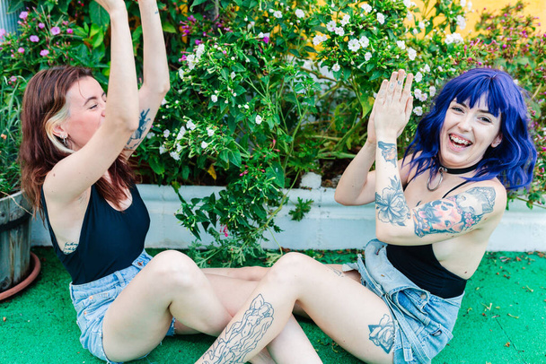 Onnellinen nuoret naiset leikkivät piha kakku takapihalla - Valokuva, kuva