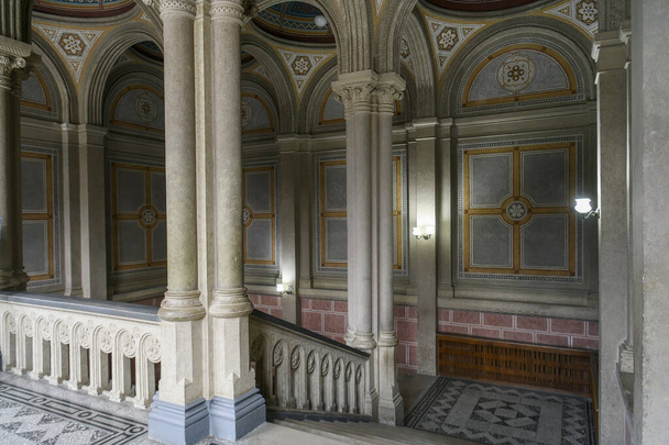 Grande interior de luxo da Universidade Nacional de Chernivtsi, antiga residência de bucovinianos e dálmatas Metropolitanos em Chernivtsi, Ucrânia. Dezembro de 2021 - Foto, Imagem