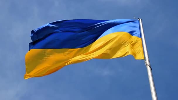 Bandiera dell'Ucraina sventola nel cielo blu. Grande giallo blu ucraino bandiera di stato nazionale, città Kiev Ucraina - Filmati, video