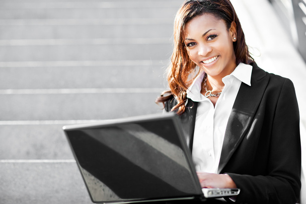 Black businesswoman with laptop - Foto, afbeelding